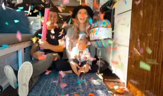 Dokonce i dceřiny první narozeniny oslavili v jejich milovaném autobuse.