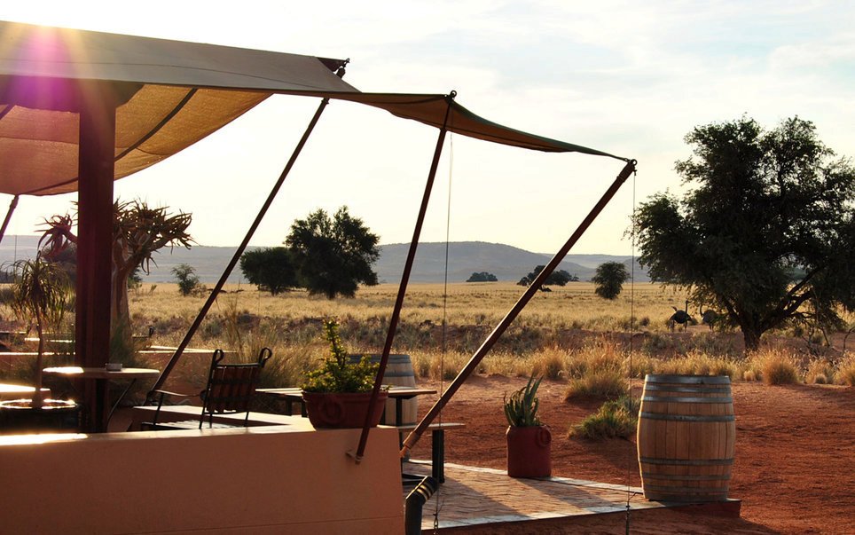 Sossuvlei Lodge, Namibie. Zde můžete u skleničky někdy pozorovat i divokou zvěř.