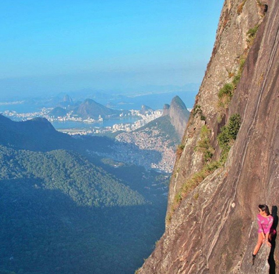 Brazilská hora Pedra da Gávea přitahuje turisty, kteří neváhají kvůli perfektním fotkám riskovat vlastní život.