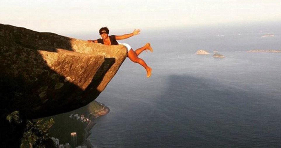 Brazilská hora Pedra da Gávea přitahuje turisty, kteří neváhají kvůli perfektním fotkám riskovat vlastní život.