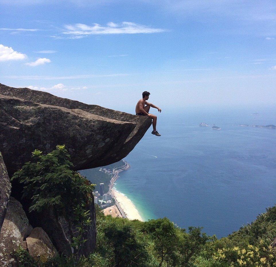 Brazilská hora Pedra da Gávea přitahuje turisty, kteří neváhají kvůli perfektním fotkám riskovat vlastní život.