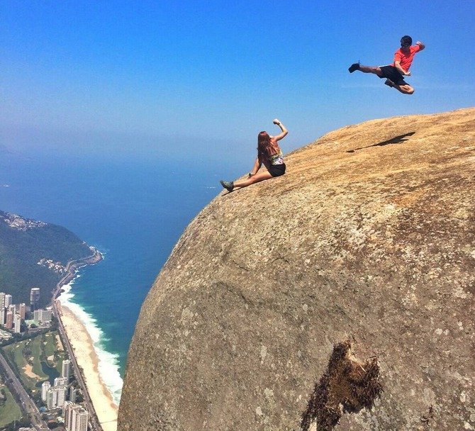 Brazilská hora Pedra da Gávea přitahuje turisty, kteří neváhají kvůli perfektním fotkám riskovat vlastní život.