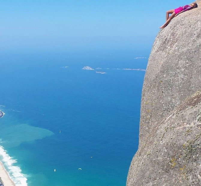 Brazilská hora Pedra da Gávea přitahuje turisty, kteří neváhají kvůli perfektním fotkám riskovat vlastní život.