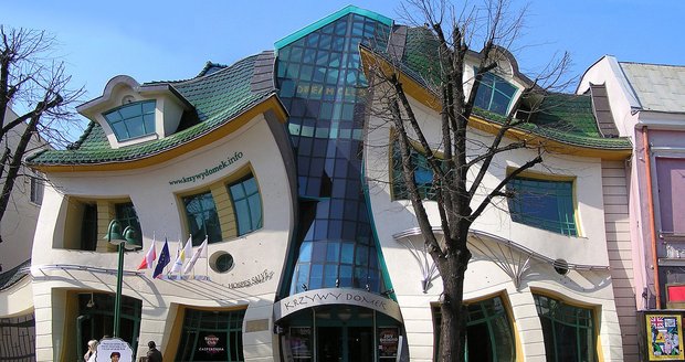 Podívejte se na nejbláznivější stavby světa. Na obrázku vidíte Křivý dum, který se nachází v Polsku.