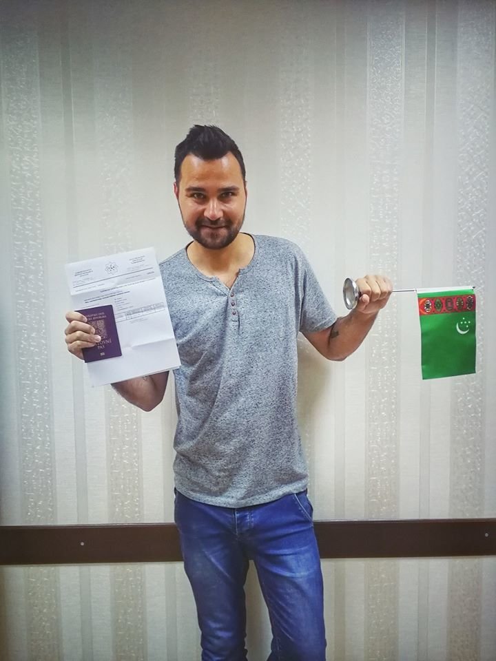 Takto se český cestovatel radoval, když dostal víza do Turkmenistanu.