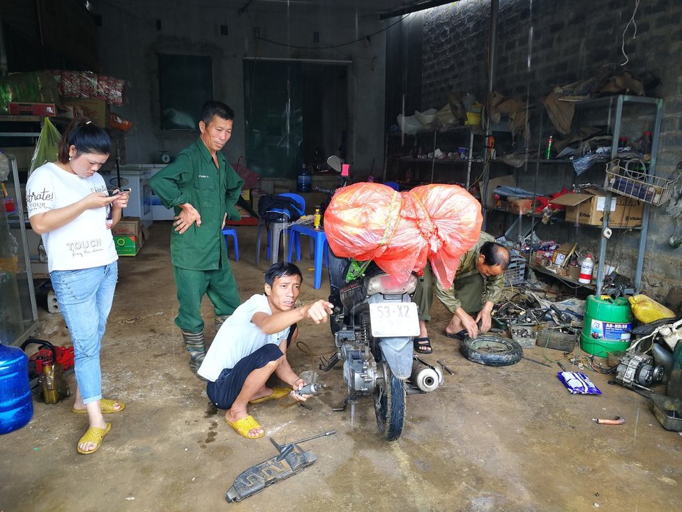 I ve Vietnamu mu pomohli s opravou motorky.