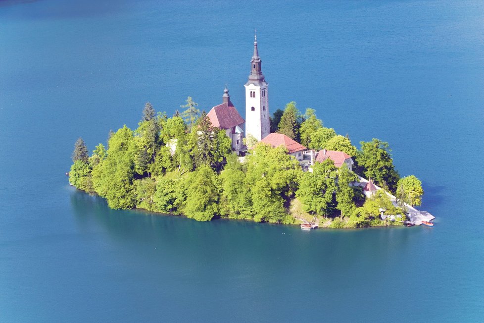 Kostel na jezeru Bled ve Slovinsku