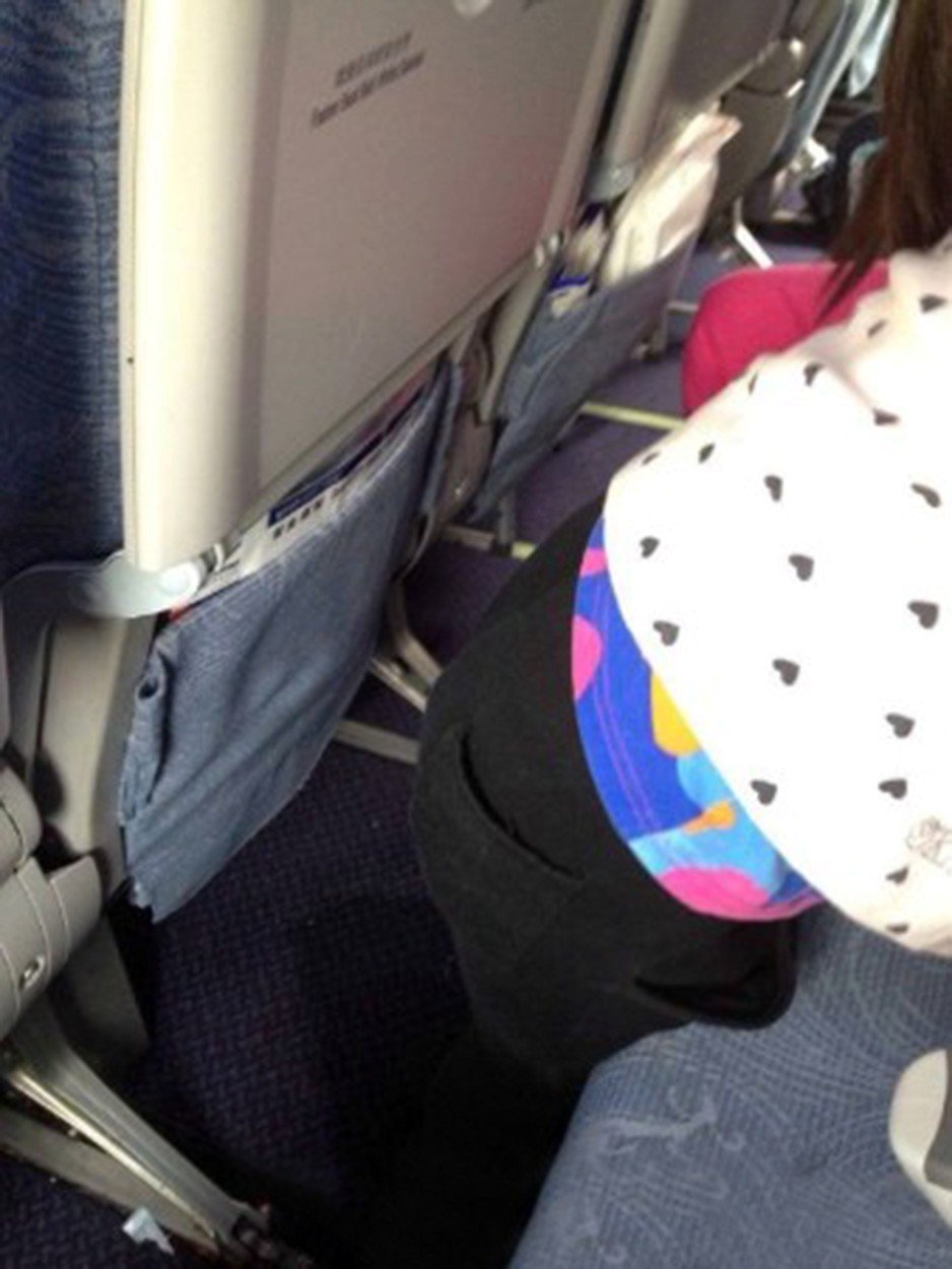 Babička nechala holčičku vyčůrat mezi sedačkami.