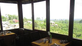 Restaurace pro turisty na Bali: Část pro veřejnost vypadá naprosto normálně…