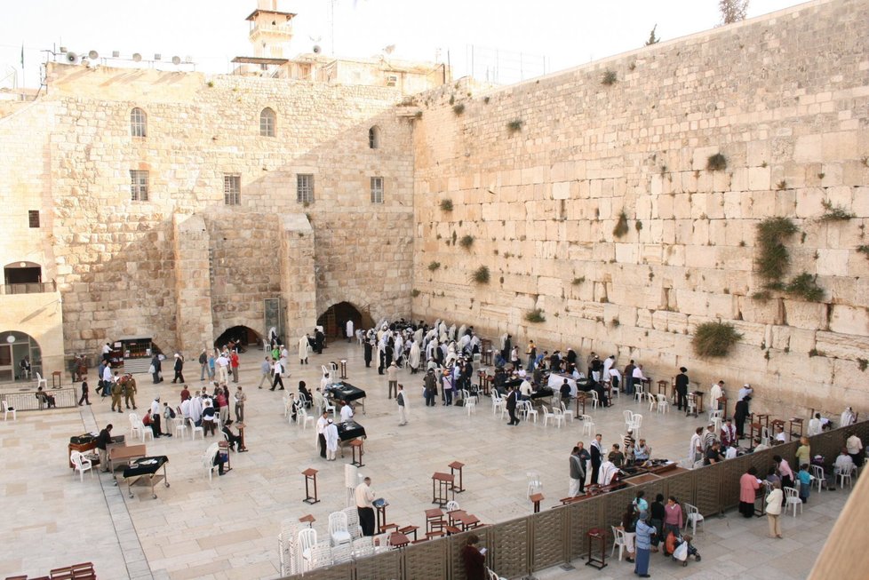 Zeď nářků v Betlémě slouží jako místo motliteb Židů.
