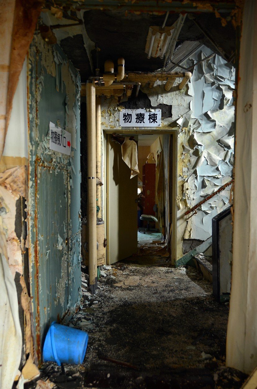Nemocnice Sankei byla uzavřena po výbuchu stratovulkánu Usu v roce 1977. Podzemní praskliny narušily její statiku.