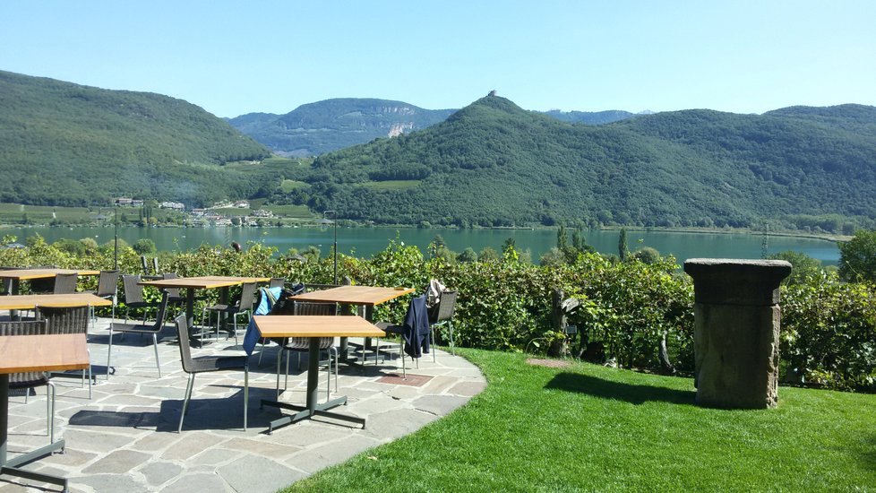 Seehof Keller leží nad jezerem Caldaro a můžete se najíst s výhledem na něj rovnou na vinici
