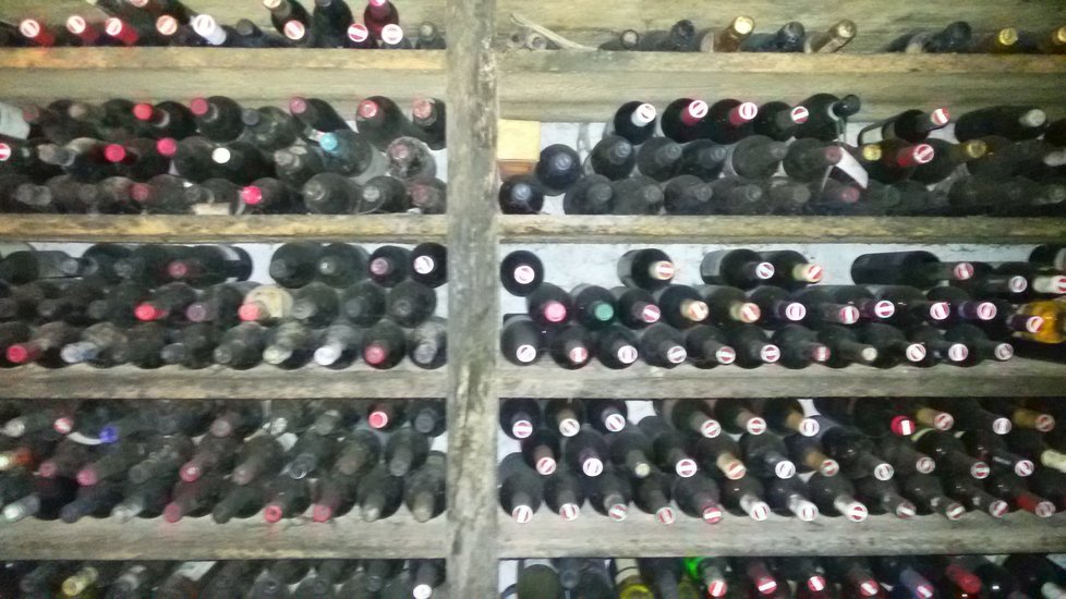 Některé lahve ve sbírce majitele vinařství Niklaserhof jsou přes sto let staré
