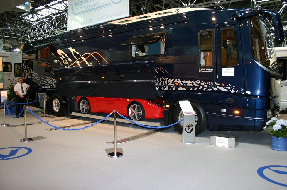 Volkner Mobil Performance je spíše pojízdný palác. Dvanáctimetrový karavan má dokonce vlastní garáž, kam se vejde luxusní sporťák.