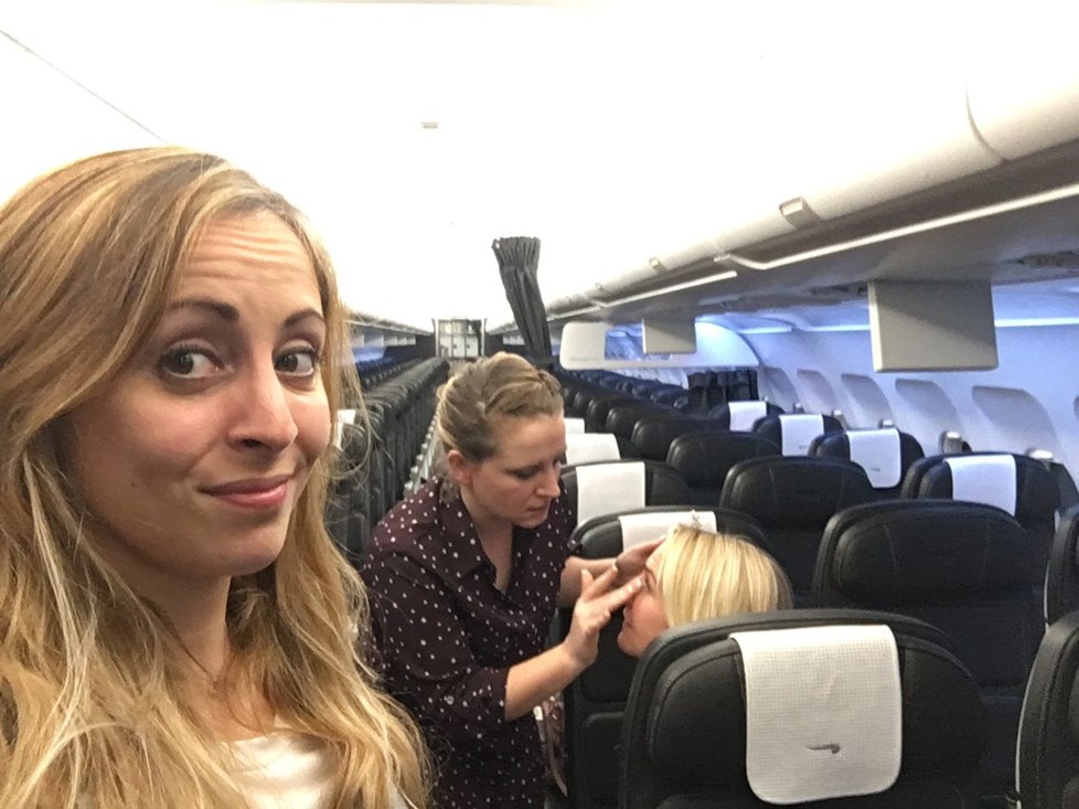 Tři kamarádky se ocitly samy na palubě letadla pro 150 pasažérů a pořádně si to užily!