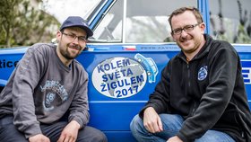 Dva nadšenci z Čestic na Rychnovsku dnes dopoledne vyjeli na roční cestu kolem světa. Čeká je přibližně 50 000 kilometrů, které absolvují ve více než 40 let starém voze Žiguli.