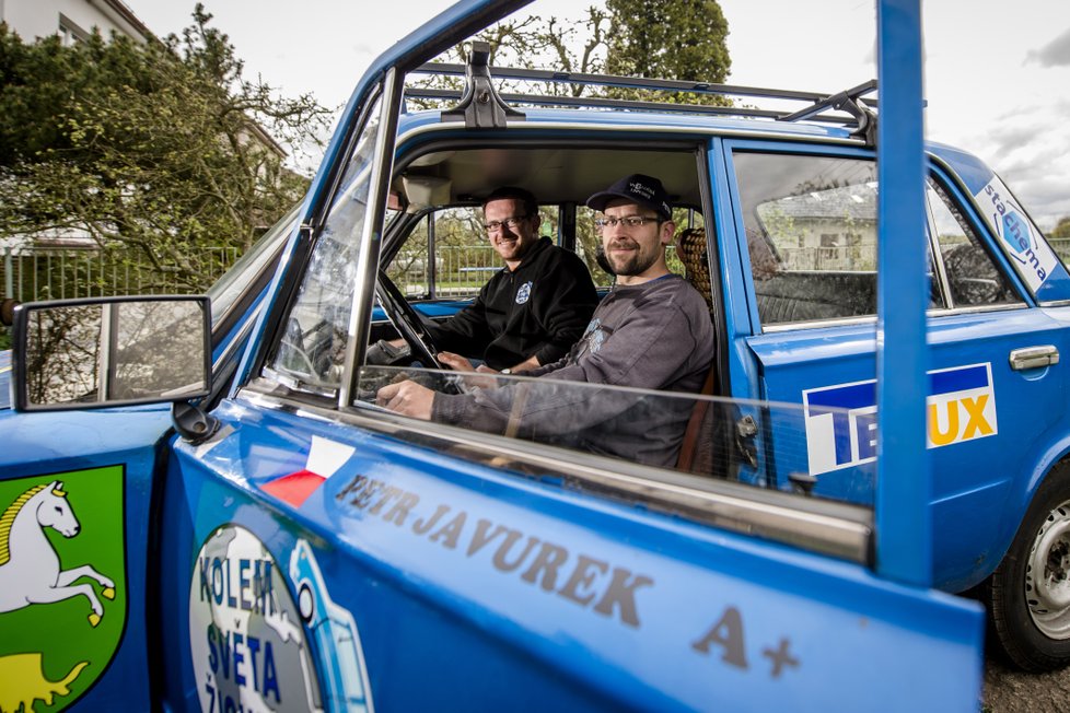 Dva nadšenci z Čestic na Rychnovsku dnes dopoledne vyjeli na roční cestu kolem světa. Čeká je přibližně 50 000 kilometrů, které absolvují ve více než 40 let starém voze Žiguli.