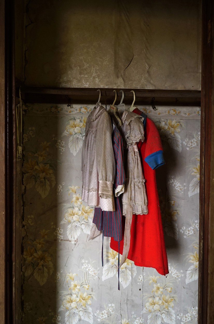 Dětské šaty v opuštěném domě, které se hýbou, jako by je někdo nosil. Po večerech je možné v okně zahlédnout tajemnou postavu oděnou právě v těchto šatech.