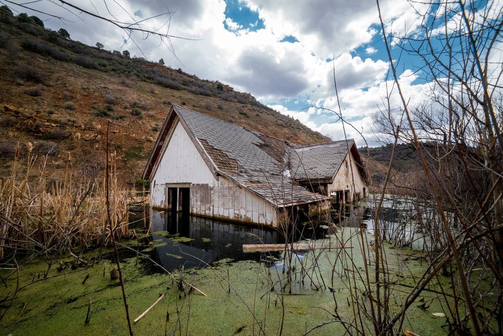 Opuštěný dům v zaniklé vesnici Thistle v Utahu. Na vesnici se sesunul svah a v tomto domě zahynul jeden člověk.