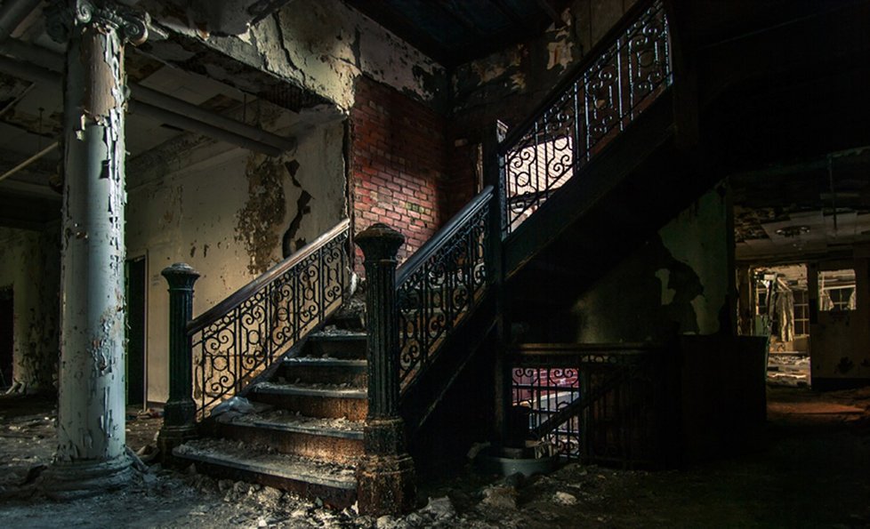 Děsivé schodiště v opuštěném domě