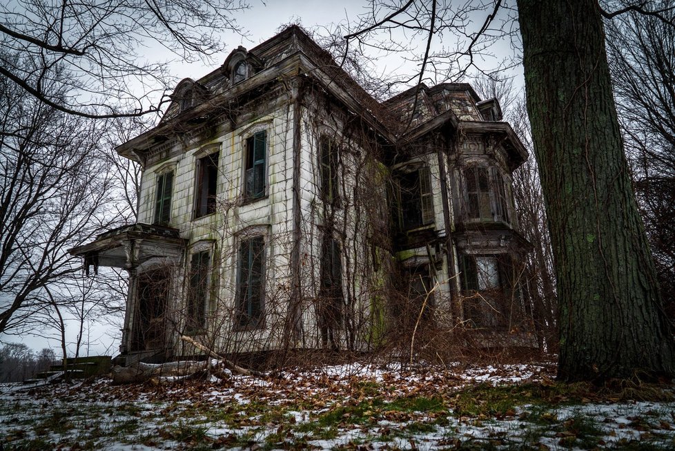 Zanedbaný dům, který sice vypadá opuštěný, ale ve skutečnosti ho obývá psychicky nemocný nájemník.