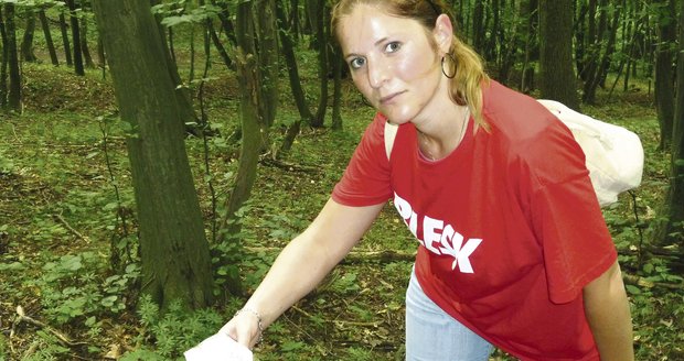 V šoku ale zůstala inspektorka z otřesného chování turistů. Les po nich připomíná smetiště.