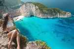 Pláž Navagio s vrakem pašerácké lodi patří k nejkrásnějším i nejfotografovanějším místům v celém Řecku.