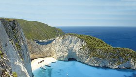 Pláž Navagio s vrakem pašerácké lodi u ostrova Zakynthos patří k nejkrásnějším i nejfotografovanějším místům v celém Řecku.