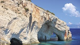 Modré jeskyně za svůj název vděčí až nebeské barvě zdejšího Jónského moře.