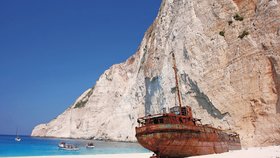 Na luxusní pláži Navagio ztroskotaná loď skrývala pašerácký kontraband.