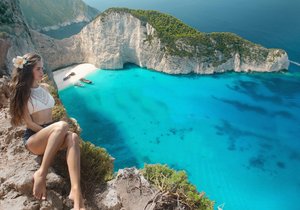 Pláž Navagio s vrakem pašerácké lodi patří k nejkrásnějším i nejfotografovanějším místům v celém Řecku.