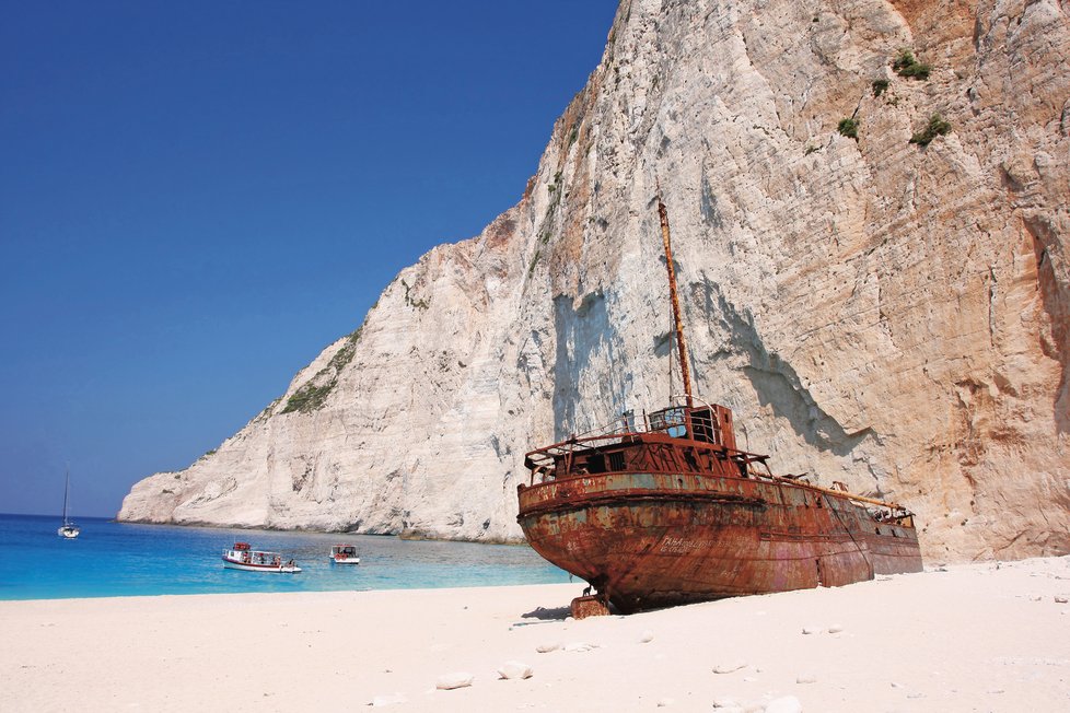 Na luxusní pláži Navagio ztroskotaná loď skrývala pašerácký kontraband.