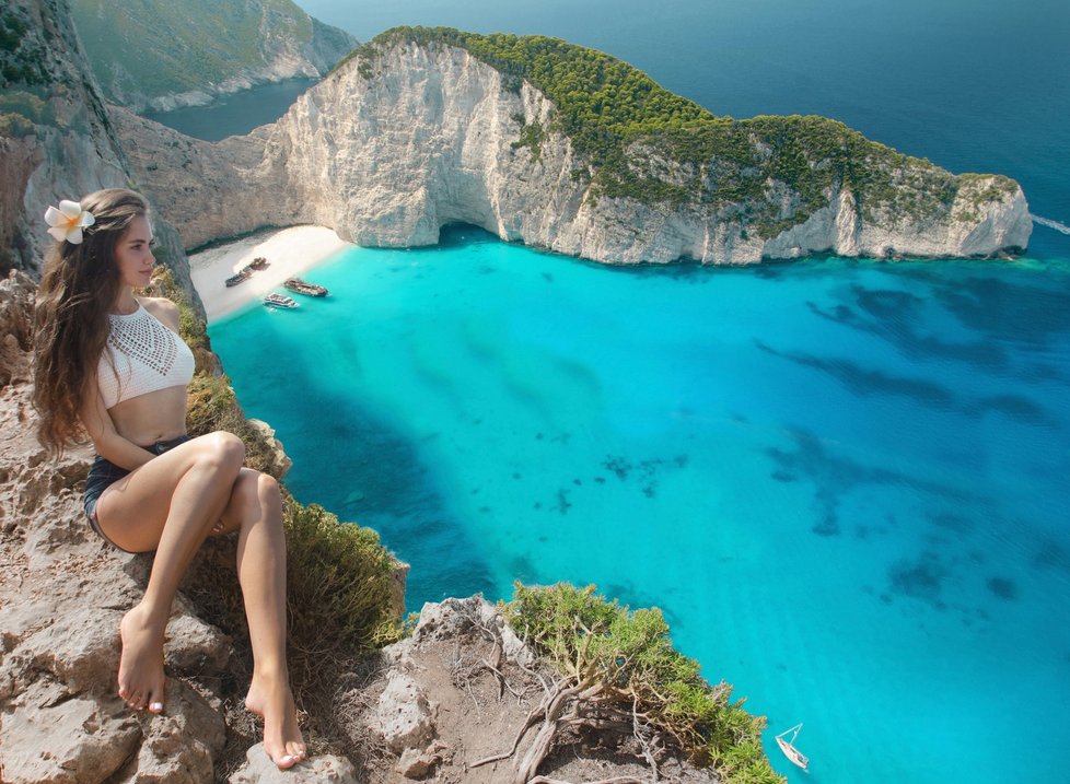 Pláž Navagio s vrakem pašerácké lodi patří k nejkrásnějším i nejfotografovanějším místům v celém Řecku.