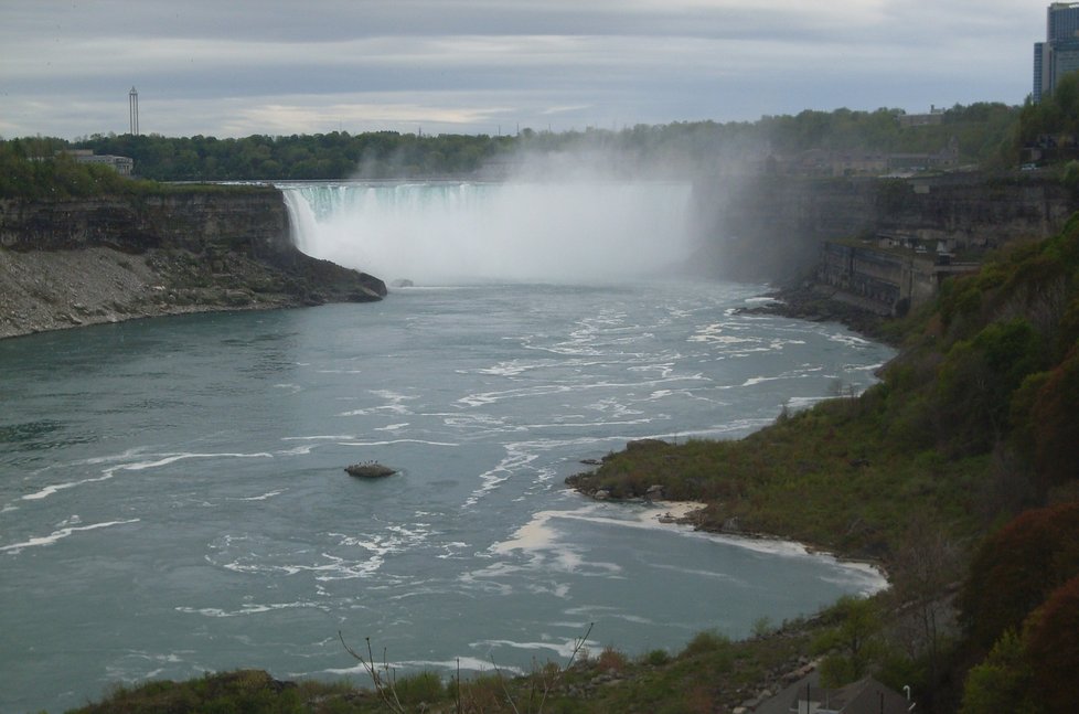 Niagarské vodopády z kanadské strany.