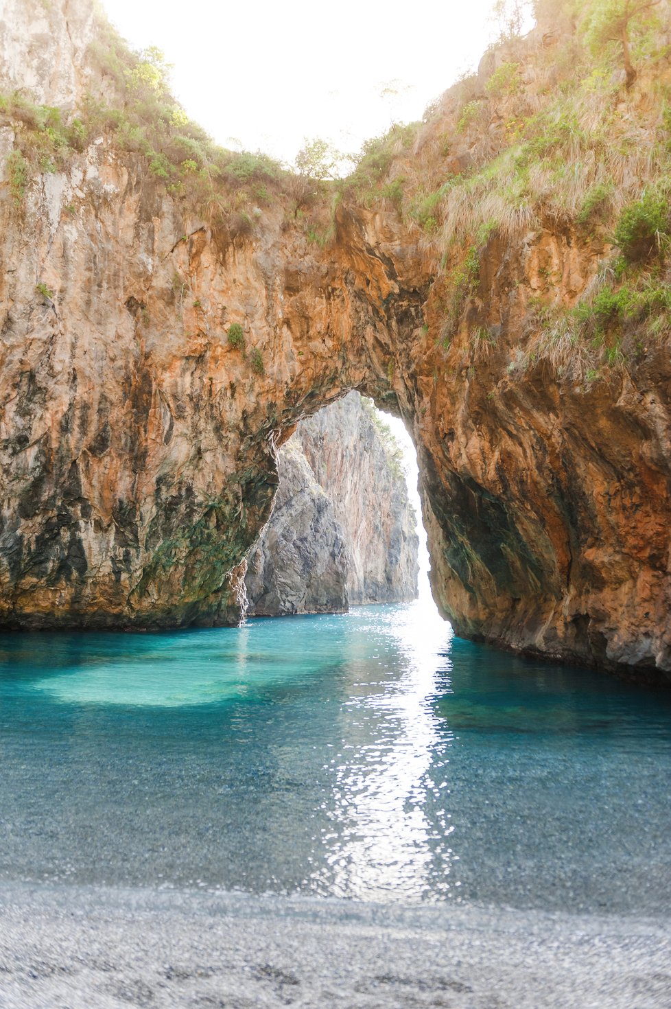 Romantická pláž Arco Magno u letoviska Scalea.