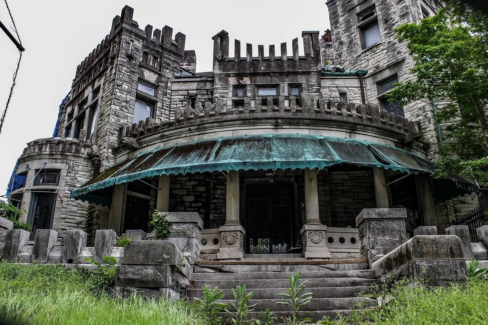 Opuštěný Ashlar Hall, který výstřední milionář Robert Hodges proměnil v noční klub The Castle.