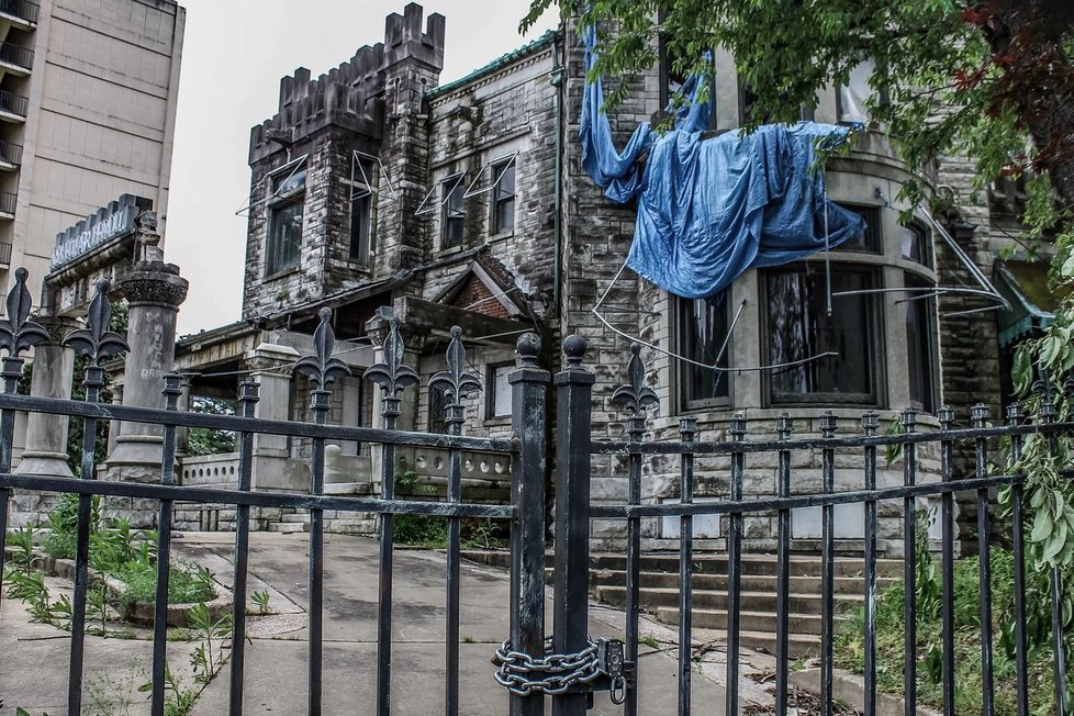 Opuštěný Ashlar Hall, který výstřední milionář Robert Hodges proměnil v noční klub The Castle.