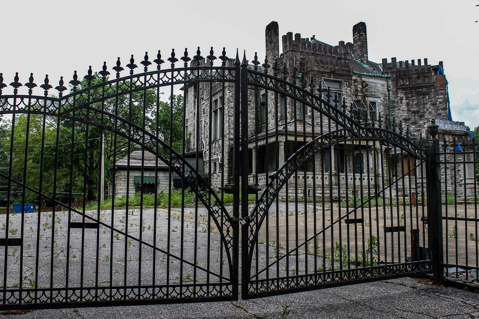 Opuštěný Ashlar Hall, který výstřední milionář Robert Hodges proměnil v noční klub The Castle.