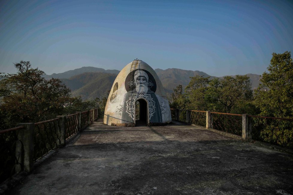 Opuštěný hinduistický chrám Maharišiho Maheše Jógiho v Indii.
