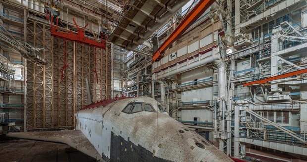 Opuštěný sovětský raketoplán v obřím hangáru v Kazachstánu
