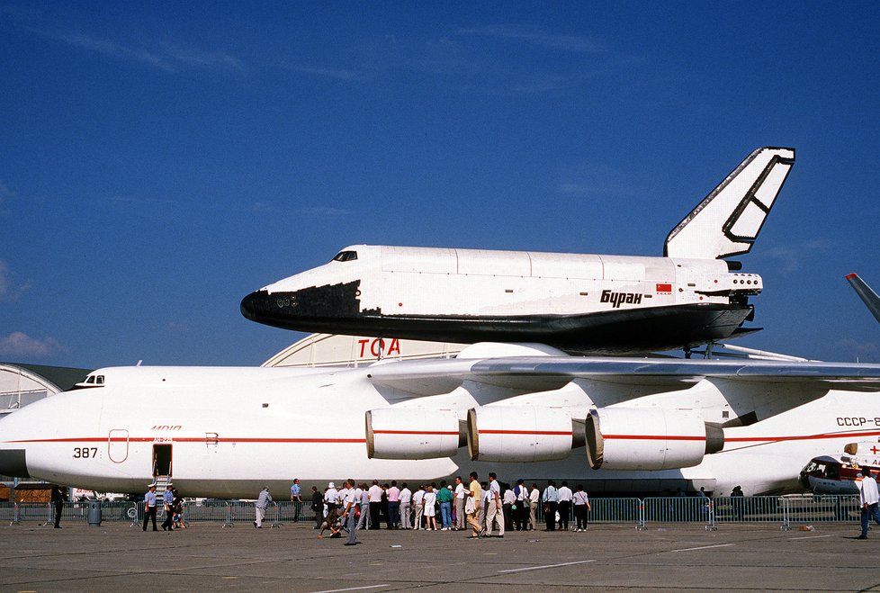 Sovětský raketoplán Buran poprvé a naposledy vzletěl 15. listopadu 1988.