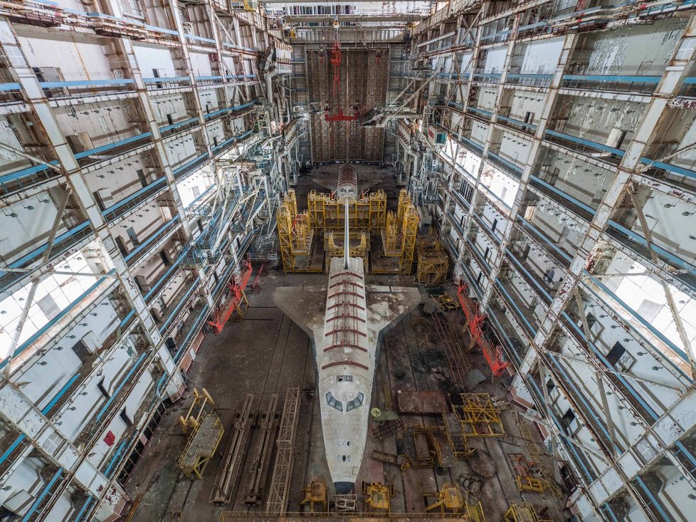 Opuštěný sovětský raketoplán v obřím hangáru v Kazachstánu