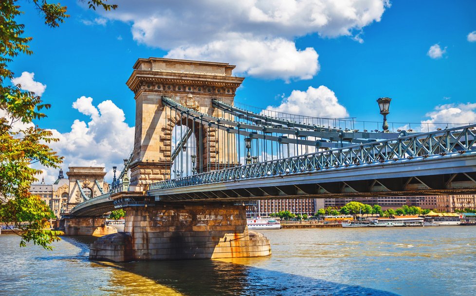 Széchenyiho řetězový most přes řeku Dunaj v Budapešti