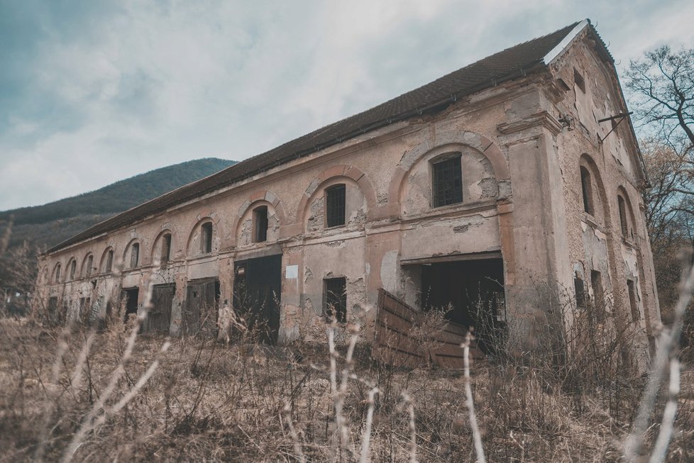 Opuštěná budova železárny v Drnavě na Slovensku