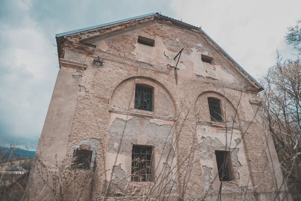 Opuštěná budova železárny v Drnavě na Slovensku