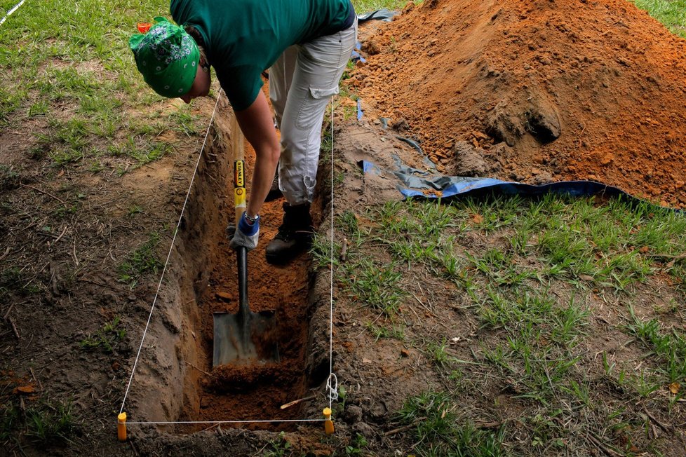Badatelé tu exhumovali 55 dětských ostatků.