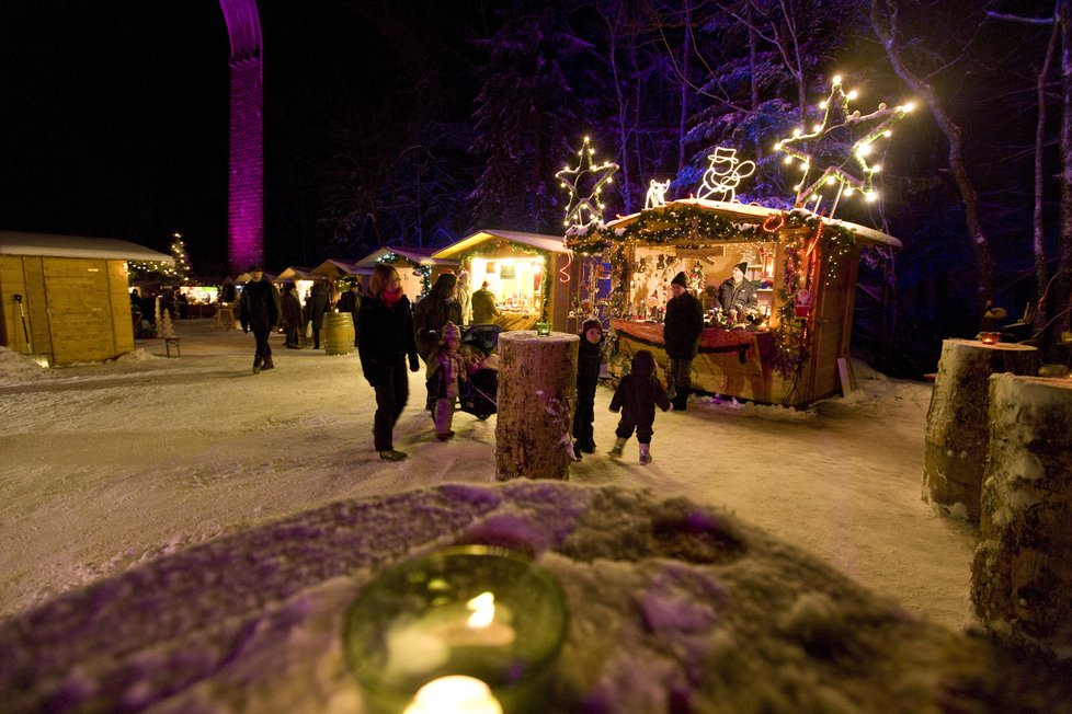 Adventní trhy v soutězce pod viaduktem - Ravennaschlucht, Německo