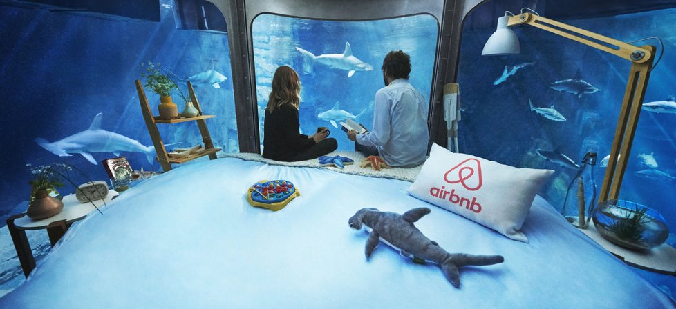Unikátní pokoj je ponořený v desetimetrové hloubce akvária L&#39;Aquarium de Paris ve Francii.