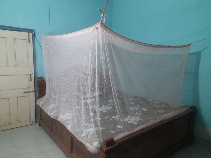 Moskytiéry lze přichytit ke stěnám pomocí hřebíčků. Moskytiéry lze přichytit ke stěnám pomocí hřebíčků.