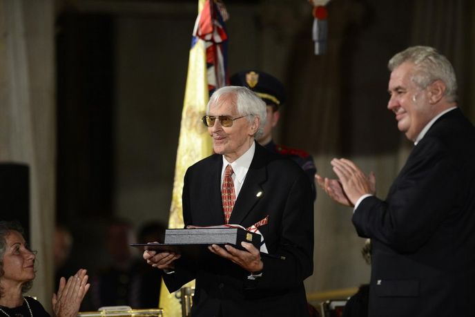 Cestovatel a spisovatel Miroslav Zikmund převzal 28. října na Pražském hradě Řád Tomáše G. Masaryka. Vpravo prezident Miloš Zeman. Cestovatel a spisovatel Miroslav Zikmund převzal 28. října na Pražském hradě Řád Tomáše G. Masaryka. Vpravo prezident Miloš Zeman.